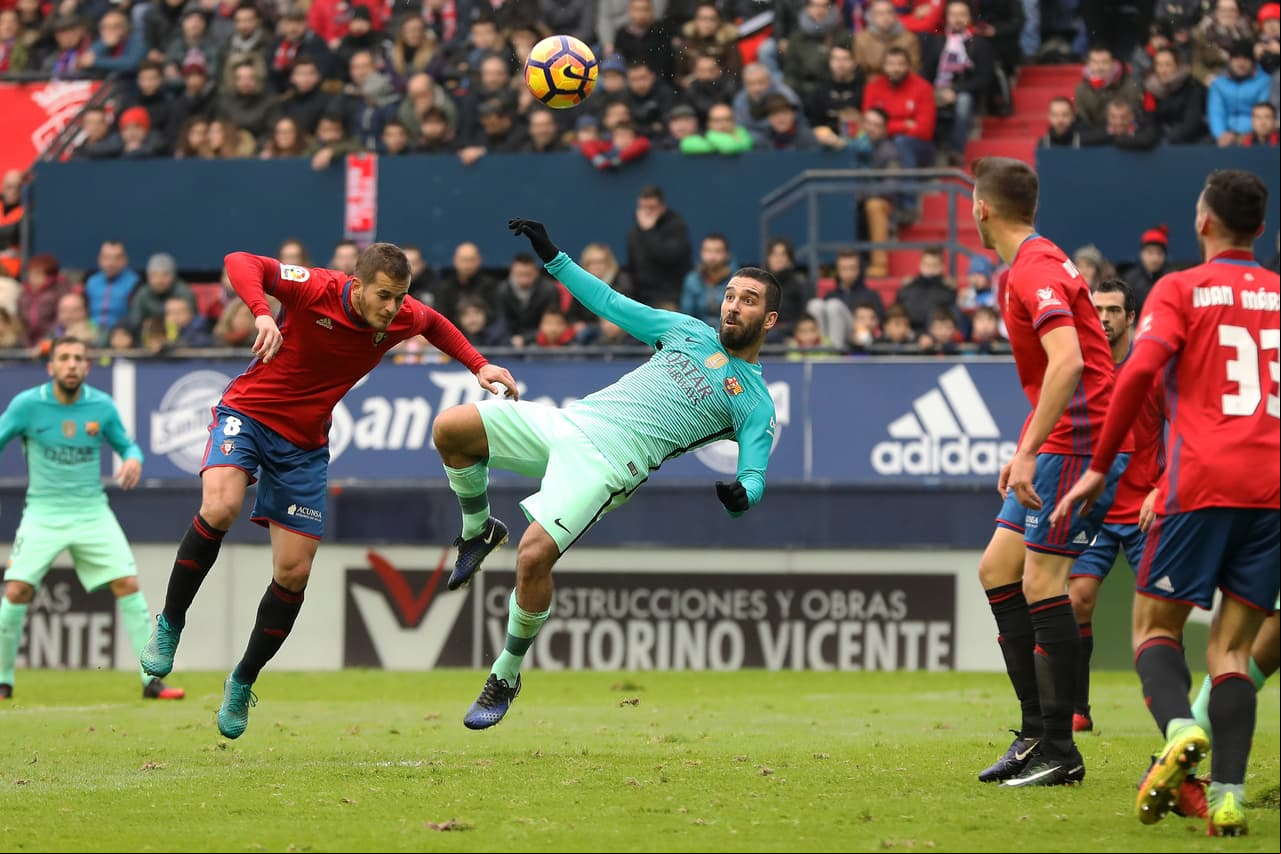 Osasuna salió vivo de la primera mitad a pesar de las numerosas llegadas claras del Barcelona, que desperdició cuatro acciones de goles cantados.