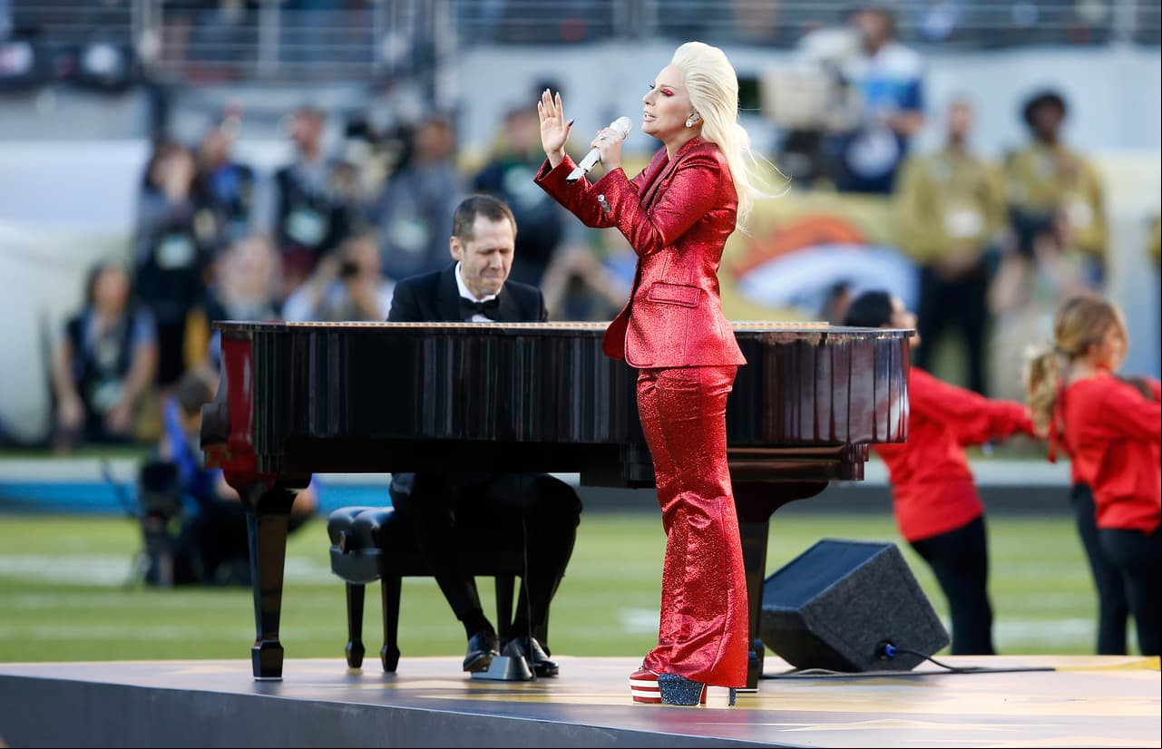 La hermosa voz de Lady Gaga entonó el Himno de los EEUU en la apertura del Super Bowl 50. Aquí las mejores tomas.