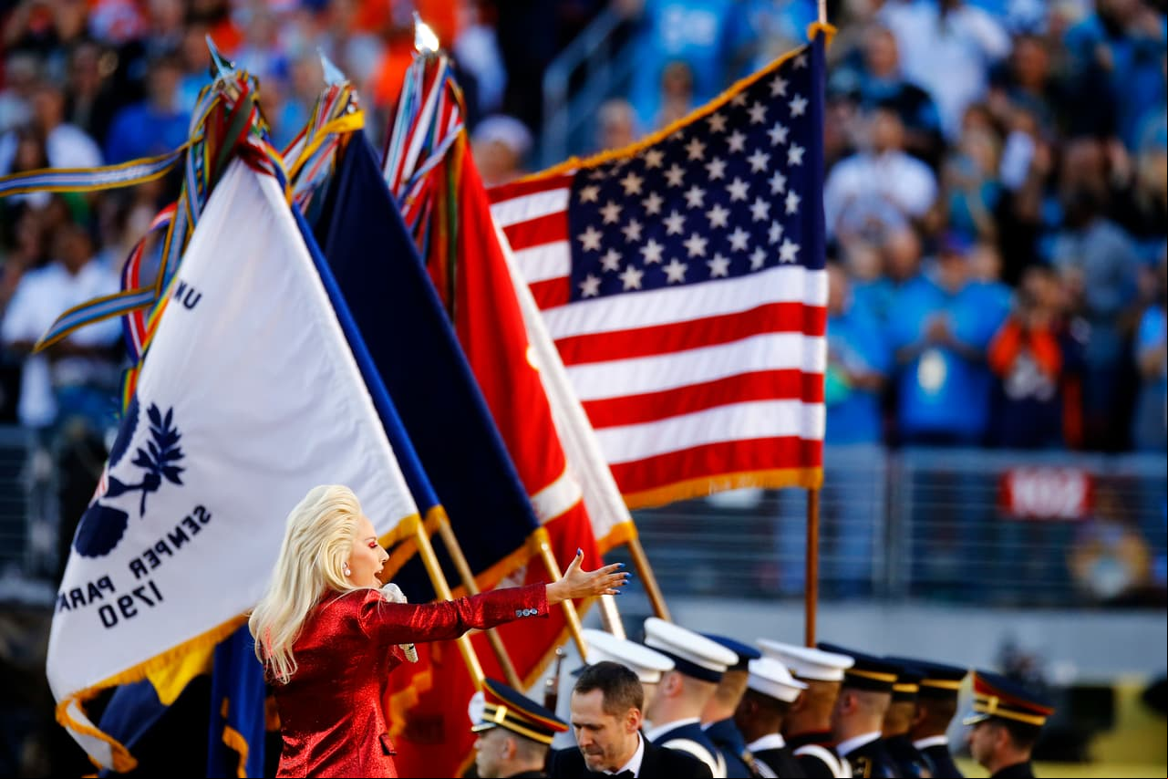 La hermosa voz de Lady Gaga entonó el Himno de los EEUU en la apertura del Super Bowl 50. Aquí las mejores tomas.