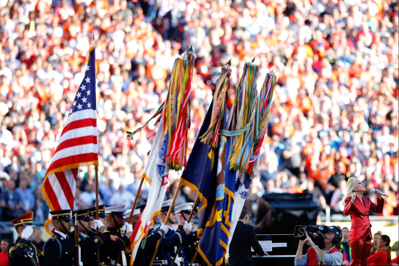La hermosa voz de Lady Gaga entonó el Himno de los EEUU en la apertura del Super Bowl 50. Aquí las mejores tomas.