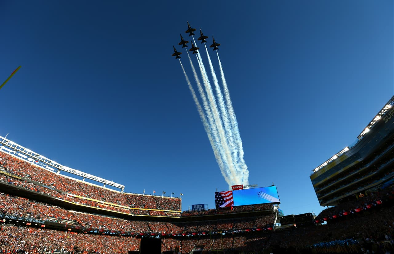 La hermosa voz de Lady Gaga entonó el Himno de los EEUU en la apertura del Super Bowl 50. Aquí las mejores tomas.