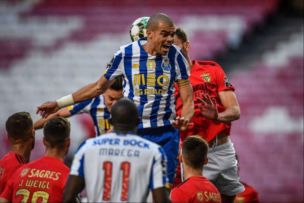 El Porto no puede ante el Benfica y se van con empate 1-1 durante la Jornada 31 de la Primeira Liga. Everton Souza Soares abrió el marcador para los locales al minuto 23, ya entrada la segunda parte del partido, fue Mateus Uribe quien igualó el marcador y logró salvar un punto para los 'Dragones Azules'.