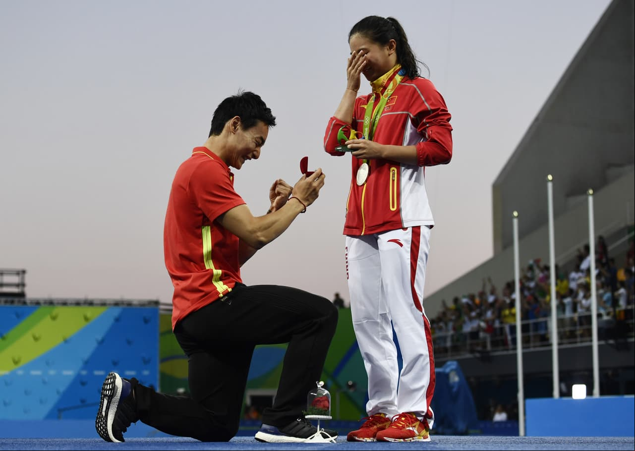 La medallista de plata en 3 metros femeninos de clavados, la china He Zi, no solo obtuvo la valiosa presea en Río-2016. Durante el evento, su novio Qin Kai decidió proponerle matrimonio frente a la mirada mundial. Momento emotivo.