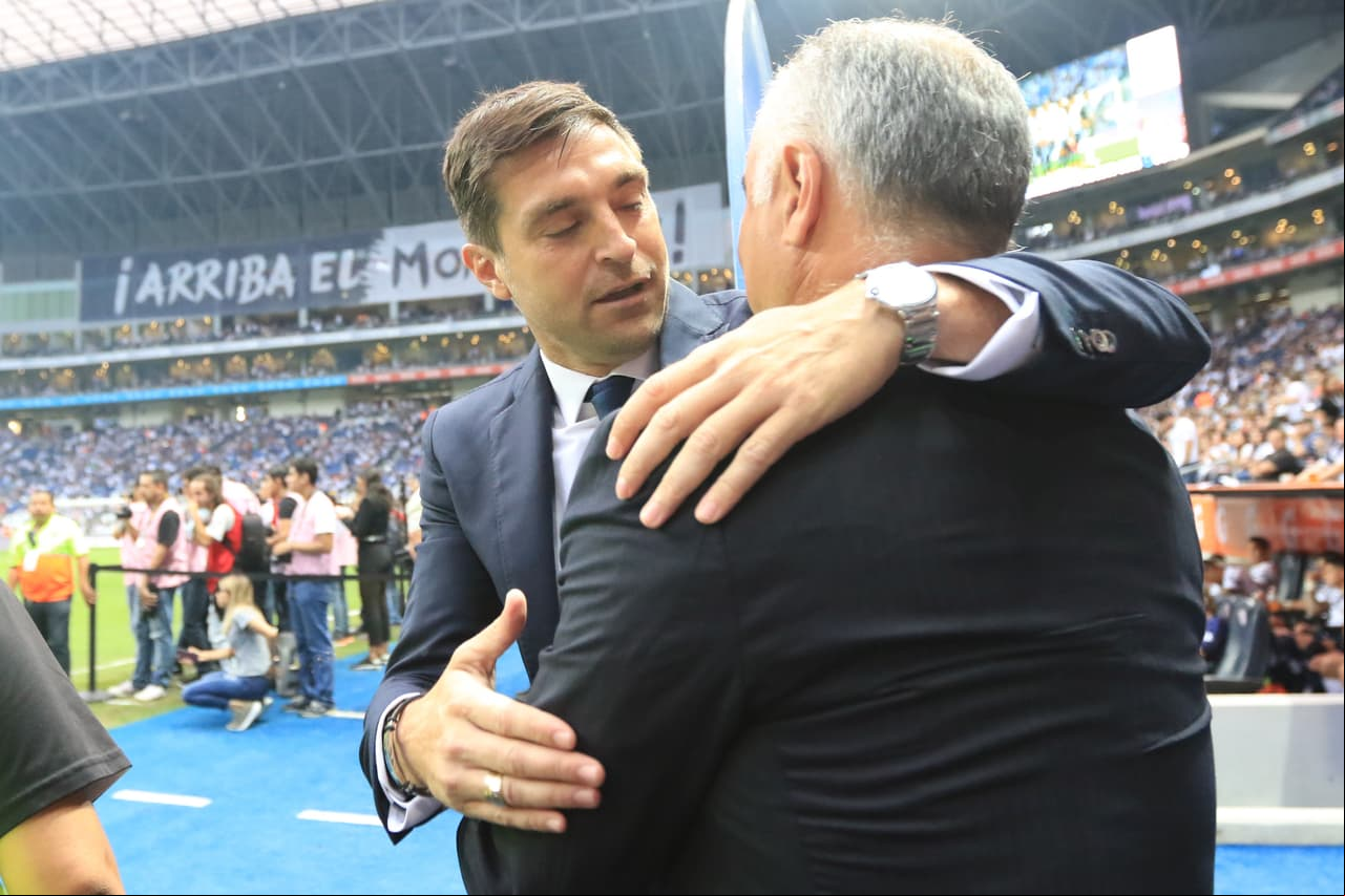 Los técnicos Diego Alonso de Rayados y Guillermo Vazquez de Necaxa (derecha) se saludaron antes de comenzar el partido.