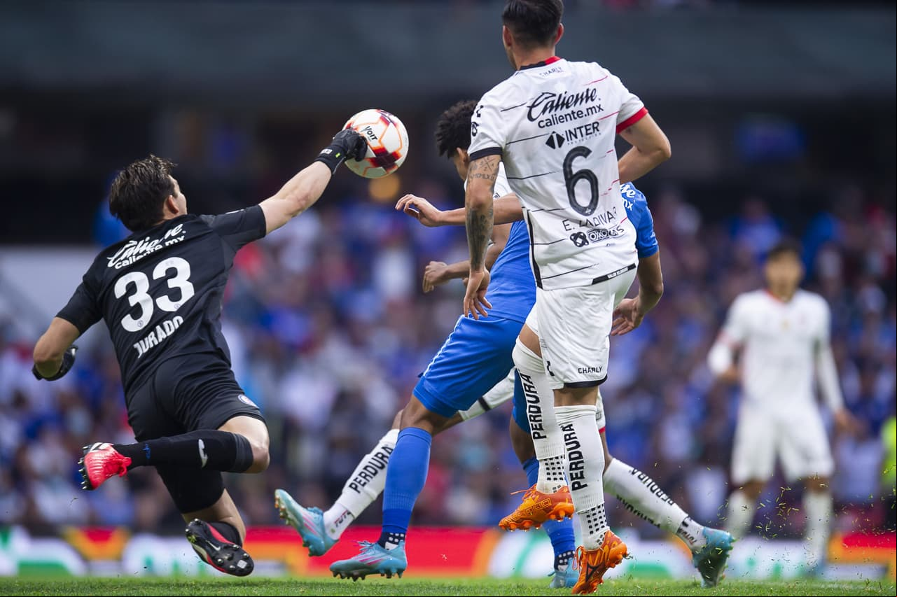 Cruz Azul sufrió pero logró derrotar al campeón que vio como le anulaban dos goles y terminó encima de los Cementeros.