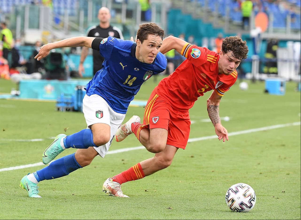 Italia derrota por la mínima a la selección de Gales en la última jornada del Grupo A en la Euro 2020. El único tanto del encuentro fue por parte de Matteo Pessina al minuto 39, lo que hace que la escuadra 'Azzurra' sea el primero de grupo y cumplan 1,000 minutos sin haber perdido un encuentro.