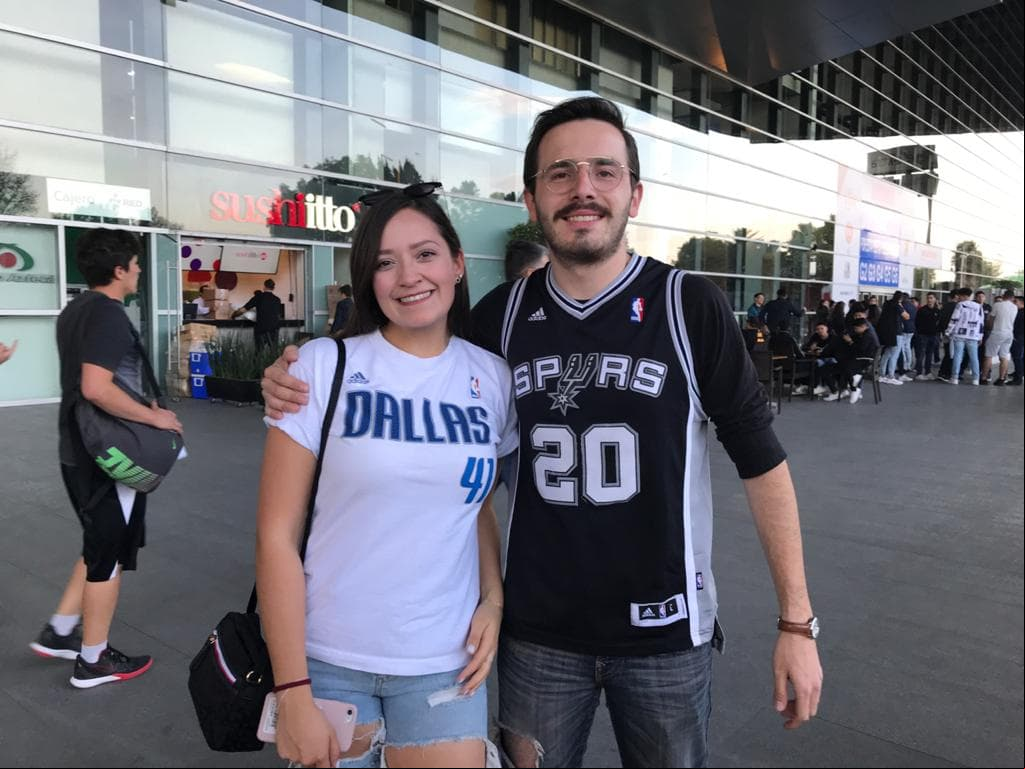 La afición mexicana luce diferentes jerseys, desde LeBron James hasta el de Najera.