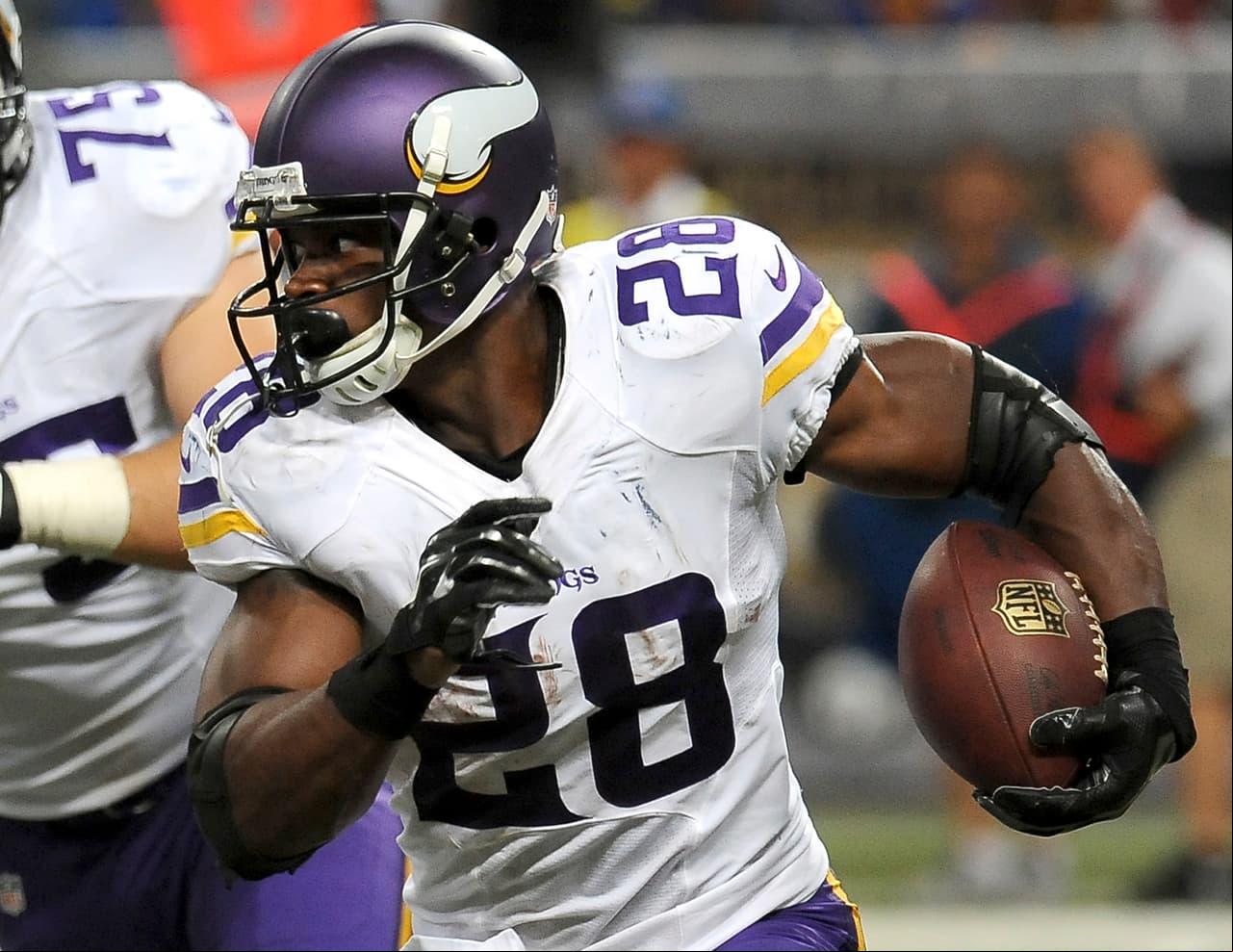 Tras varios meses de tensión, Adrian Peterson regresó a las prácticas de los Vikings