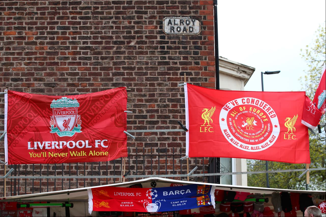 Con bengalas, bunfanas, playeras y banderas, los aficionados del Liverpool y algunos del Barcelona prendieron la fiesta en las cercanías de Anfield para lo que será una Semifinal de Champions League memorable luego del 3-0 en el Camp Nou la semana pasada.