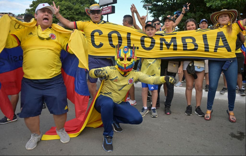 Fanáticos de Argentina y Colombia viven la antesala del juego entre ambas selecciones en Salvador (Bahía) por el Grupo B de la Copa América Brasil 2019.