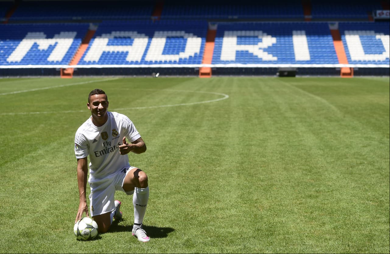 El brasileño lució el uniforme del Real Madrid en la cancha del Bernabéu.