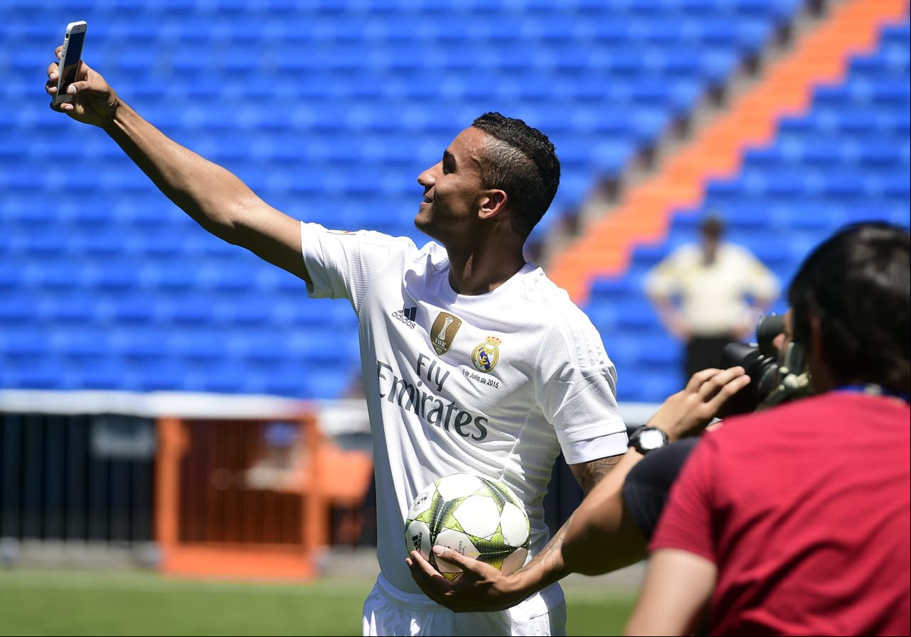 El brasileño lució el uniforme del Real Madrid en la cancha del Bernabéu.