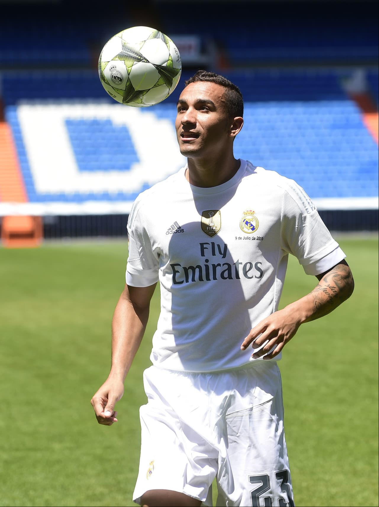El brasileño lució el uniforme del Real Madrid en la cancha del Bernabéu.