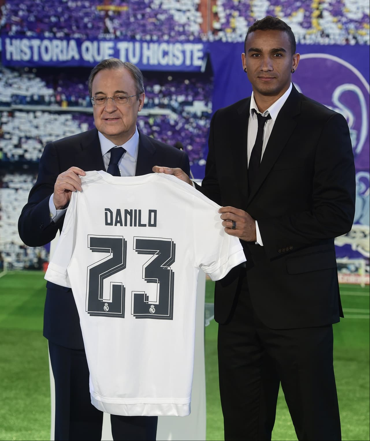 El brasileño lució el uniforme del Real Madrid en la cancha del Bernabéu.