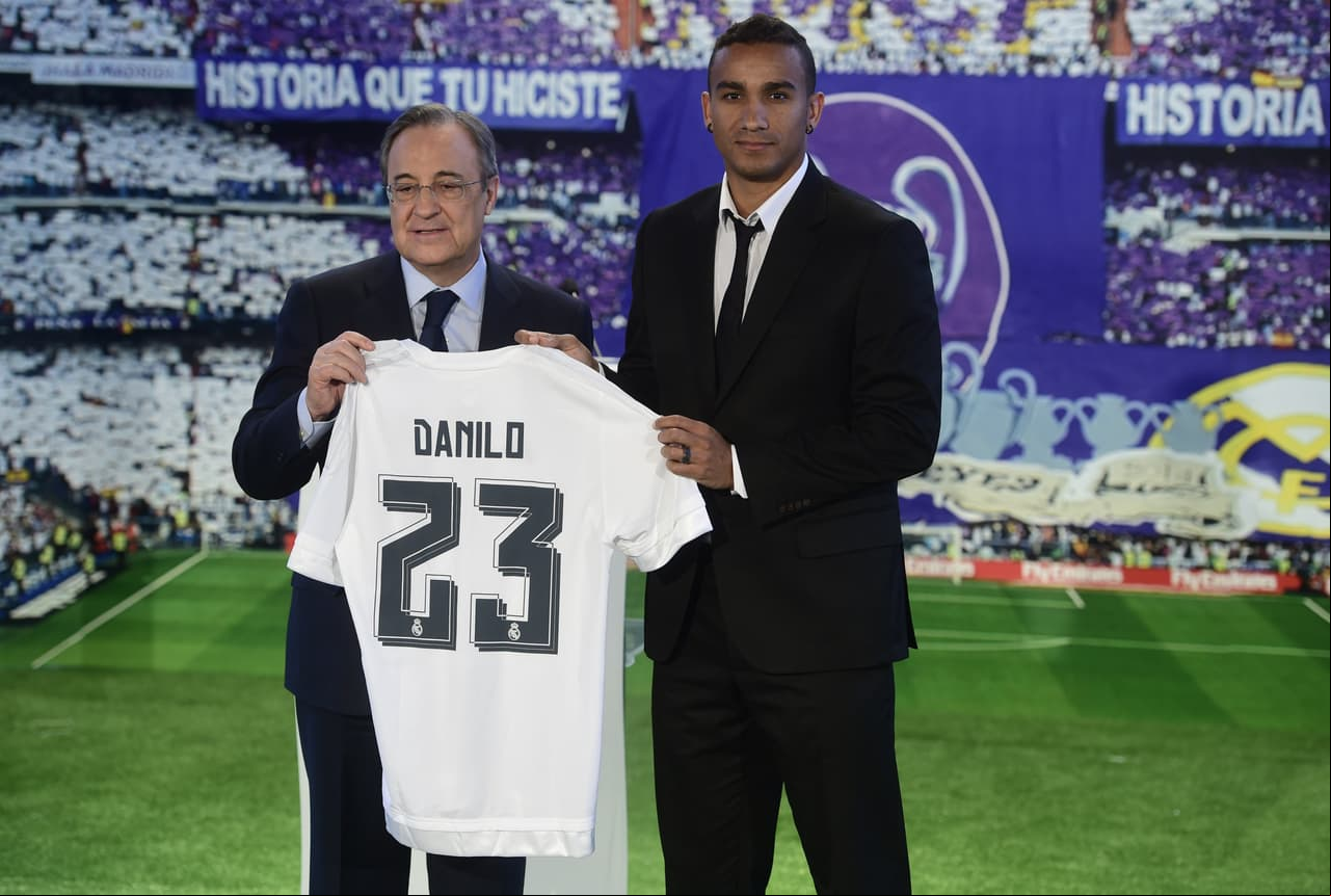 El brasileño lució el uniforme del Real Madrid en la cancha del Bernabéu.