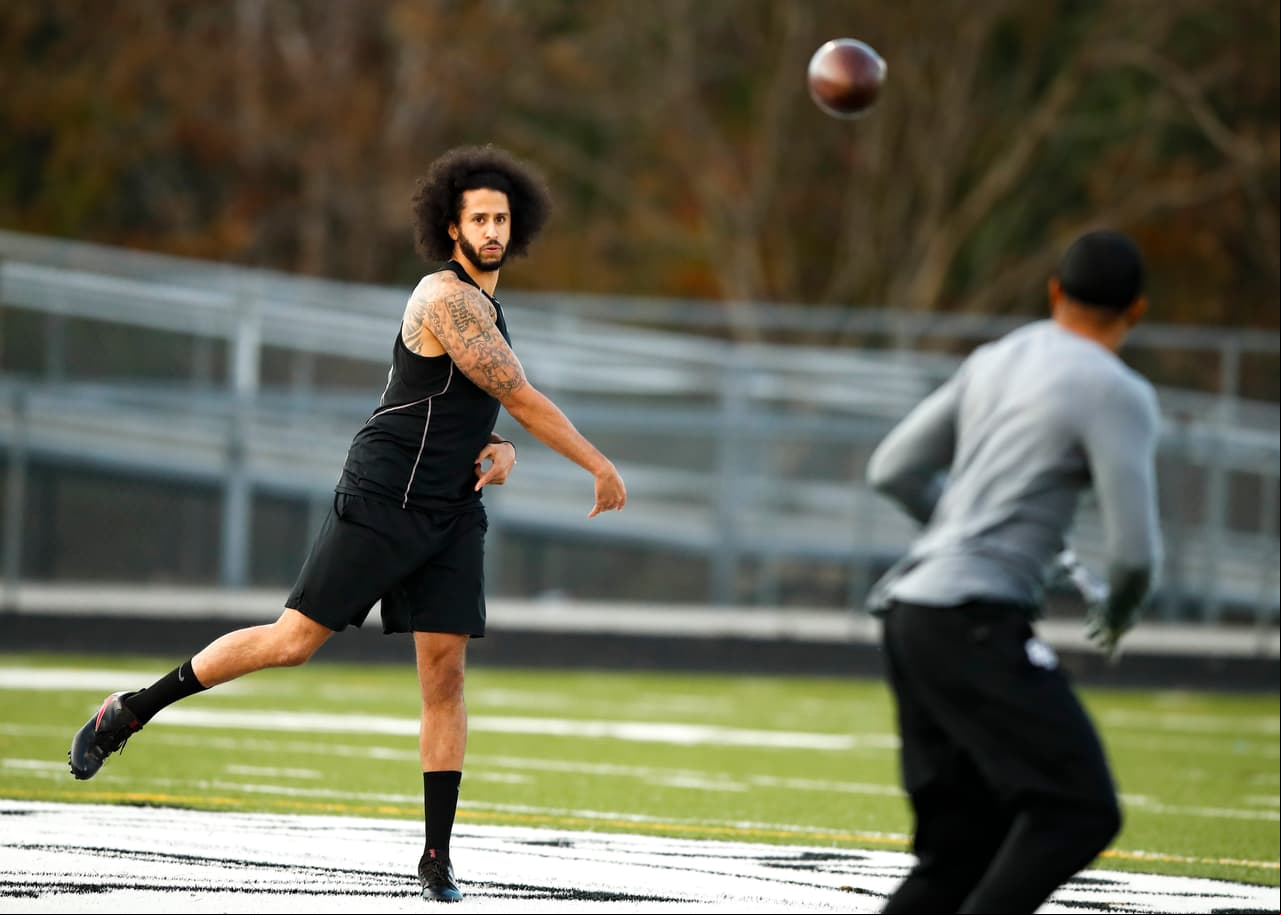 Colin Kaepernick mostró precisión y buena habilidad para lanzar el balón, a pesar de tener más de dos años sin lanzar en la NFL.