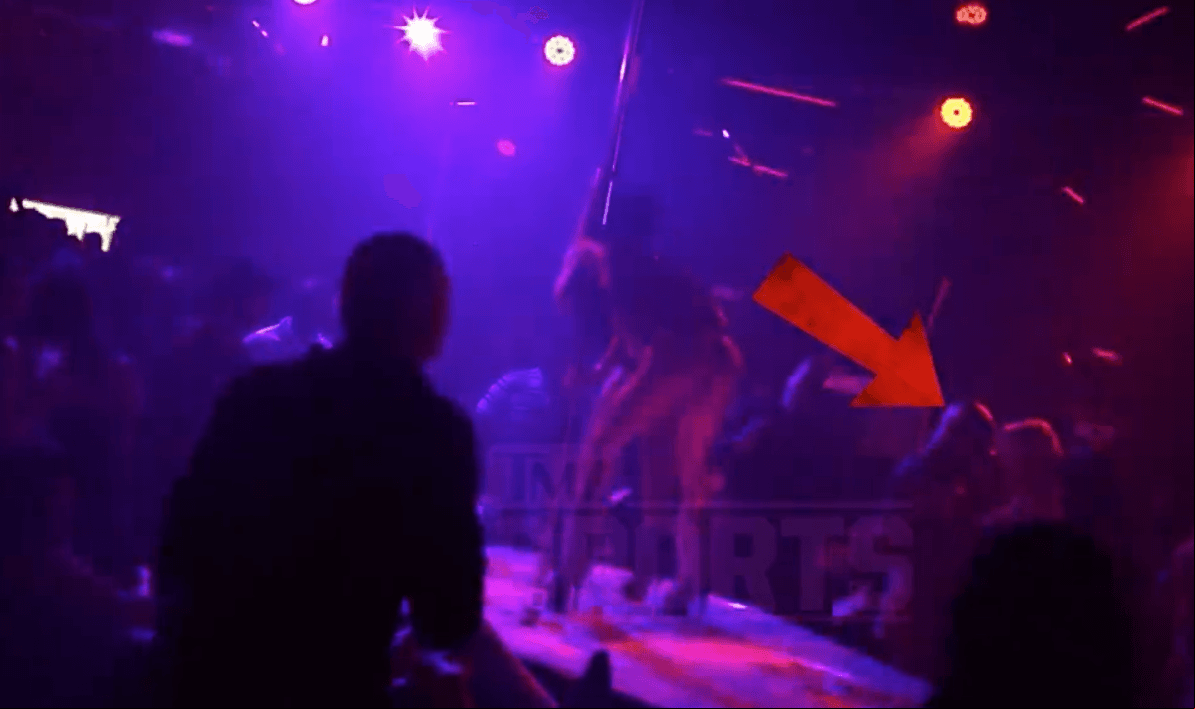 En esta imagen, donde señala la flecha roja, aparece Floyd Maywheater Jr. en un club de desnudistas llamado 'Scores' en Atlantic City, New Jersey.