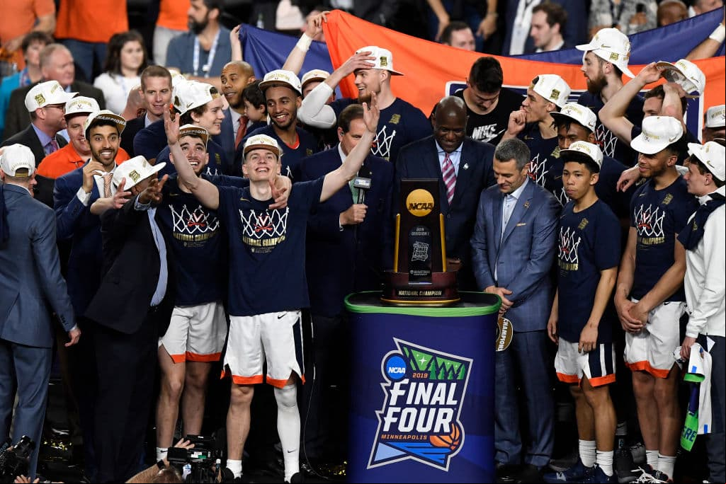 Los Virginia Cavaliers conquistaron el primer Campeonato Nacional luego de derrotar por 85-77 a los Texas Tech Red Raiders en la Final del NCAA Tournament y así festejaron los aficionados, jugadores y entrenadores, en cabezados por el head coach Tony Bennett.