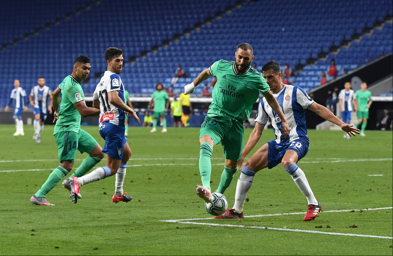 Karim Benzema se inventó una genialidad y con el arco de lado y Casemiro pasando detrás, dejó solo al brasileño.