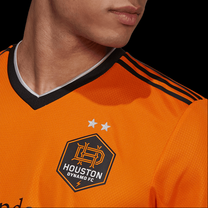 Los detalles en negro y el nuevo escudo del club aparecen en la nueva casaca.