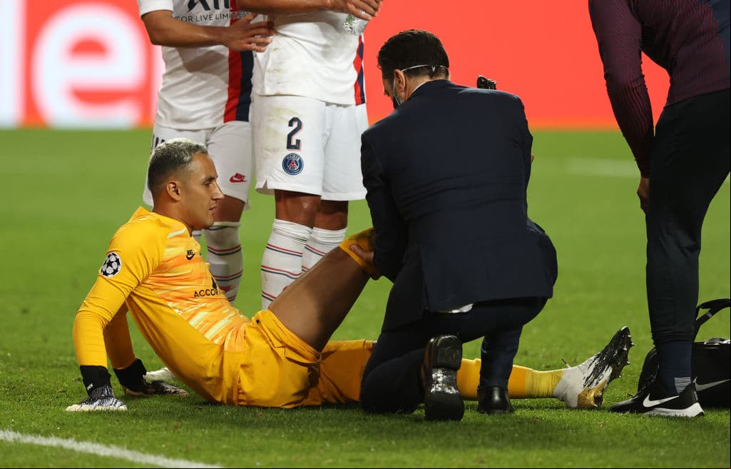 Keylor Navas salió de la cancha lesionado a los 79’ del partido.