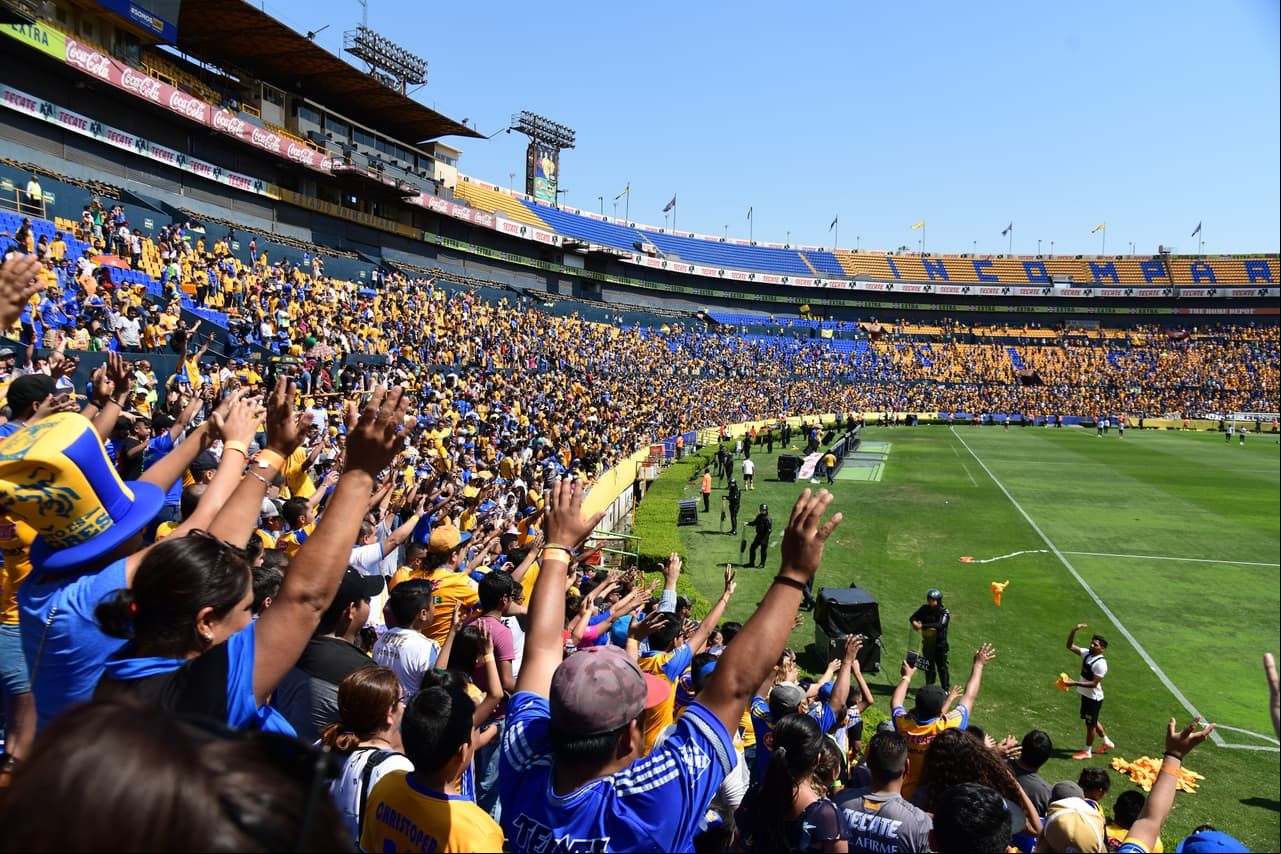 Tigres UANL tendrá que remontar en casa el 1-0 contra Monterrey y por eso antes del juego de vuelta de la Final de Liga de Campeones de Concacaf recibió el cariño y calidez de sus hinchas en un entrenamiento.