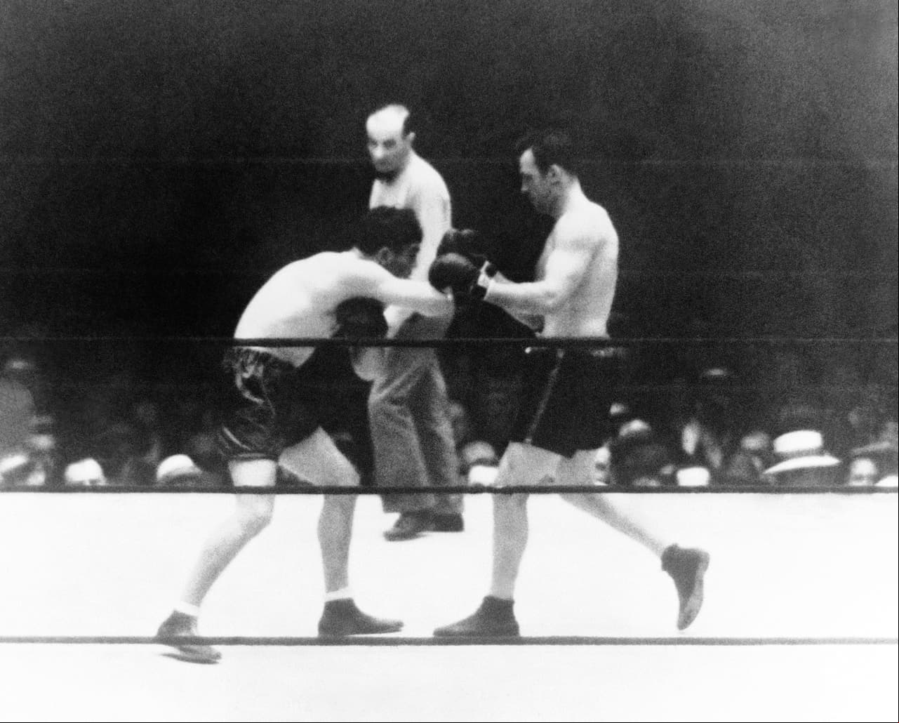 En 1936, el ex campeón alemán de peso pesado boxeador Max Schmeling derrota al estadounidense Joe Louis, en una conmoción que fue utilizada como propaganda por el régimen nazi.