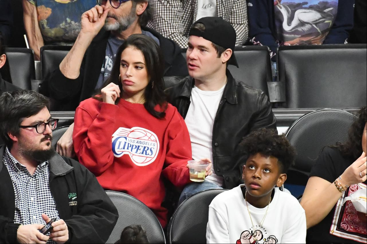 En ese mismo juego estuvieron los jóvenes actores Adam DeVine y Chloe Bridges.