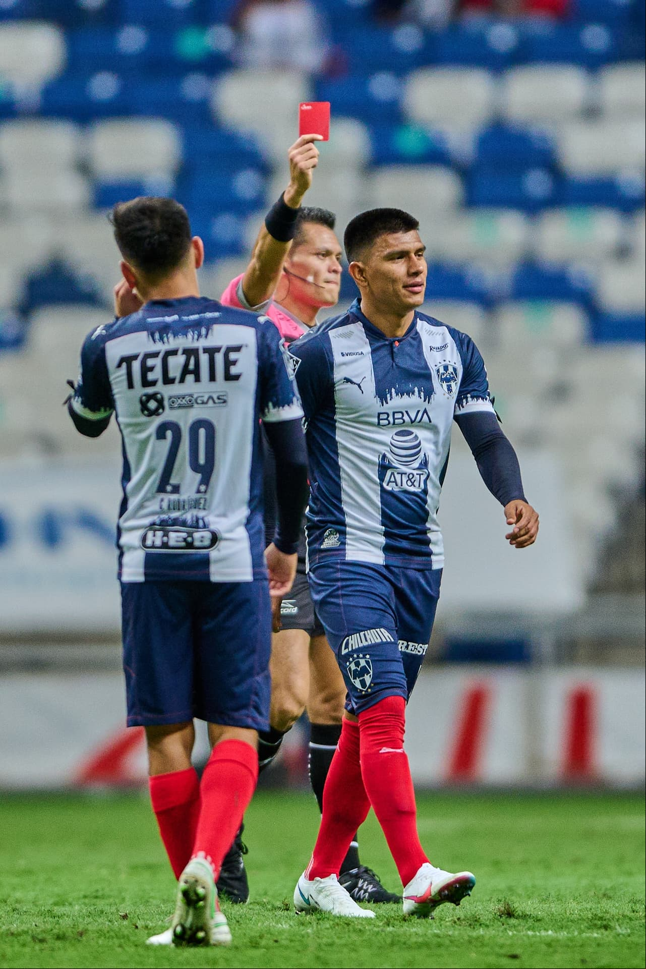 El juego cambió por completo con la expulsión de Gallardo por doble amarilla.