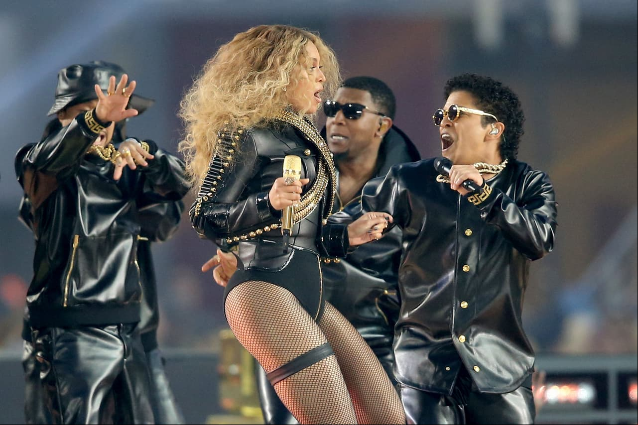 Beyoncé se unió a Mars en el escenario.