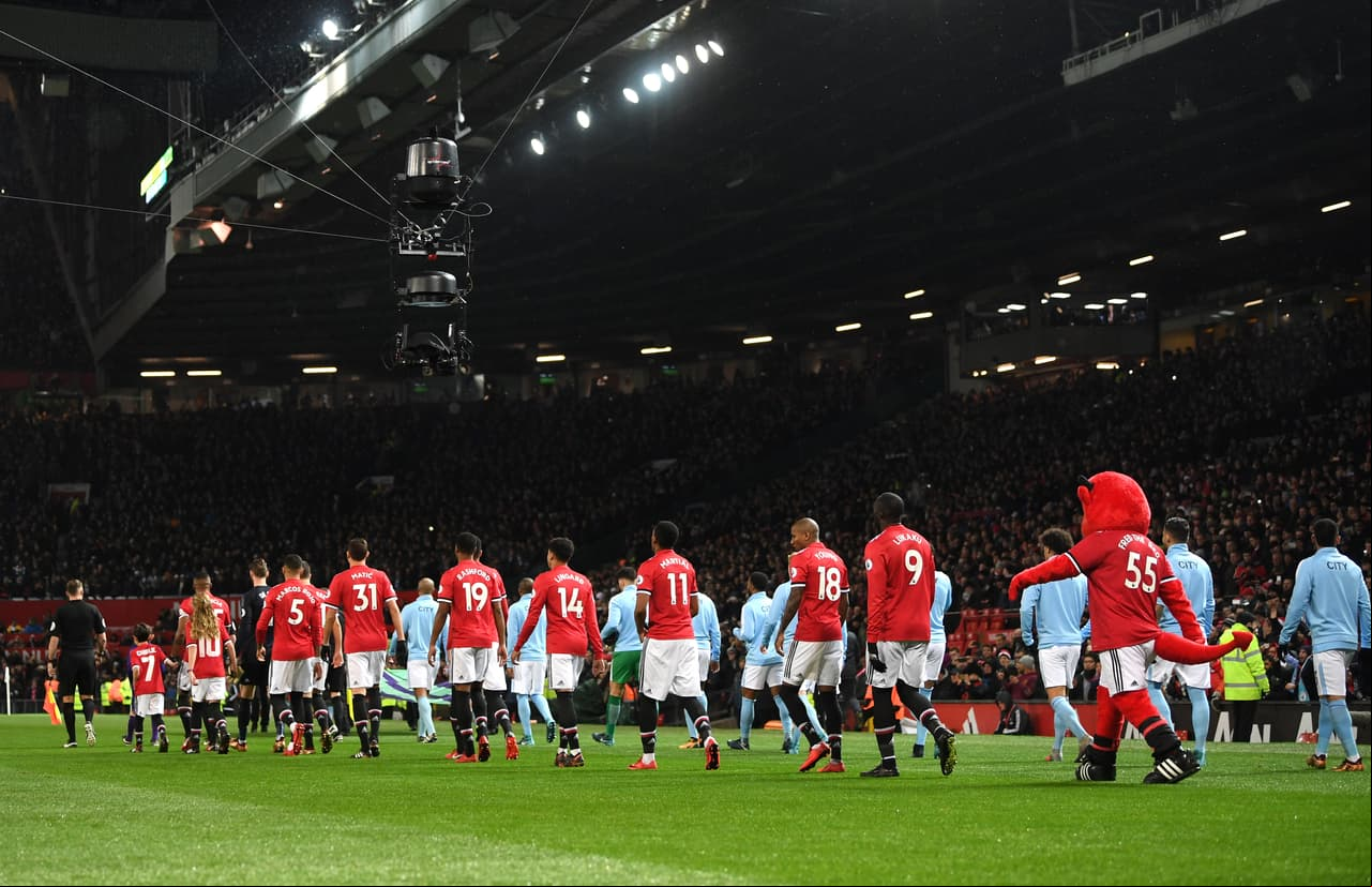 Old Trafford y un marcó ideal para el derbi de Manchester, los equipos que ocupan los dos primeros lugares de la Premier League.