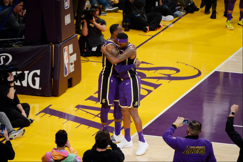 Kentavious Caldwell-Pope fue uno de los primeros en acercarse a felicitarlo, y luego llegaron más compañeros e incluso rivales, envuelto en una ovación de pie en Staples Center.