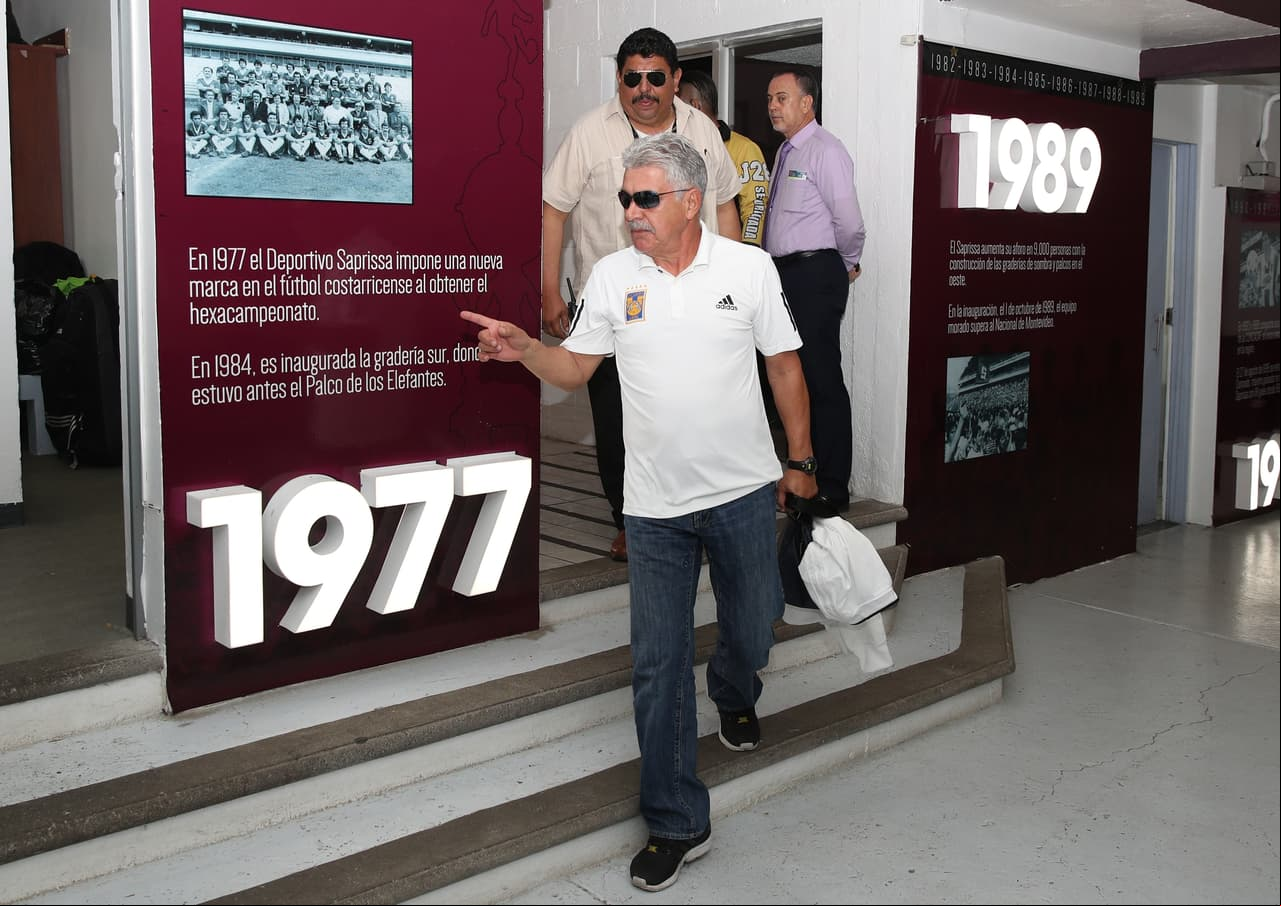 Ricardo 'Tuca' Ferretti, siempre polémico, haciendo su llegada para dirigir a sus Tigres.