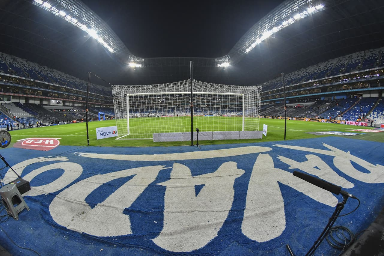 Seguidores de Rayados y Águilas apoyan a tope para la Final de ida de la Liga MX.