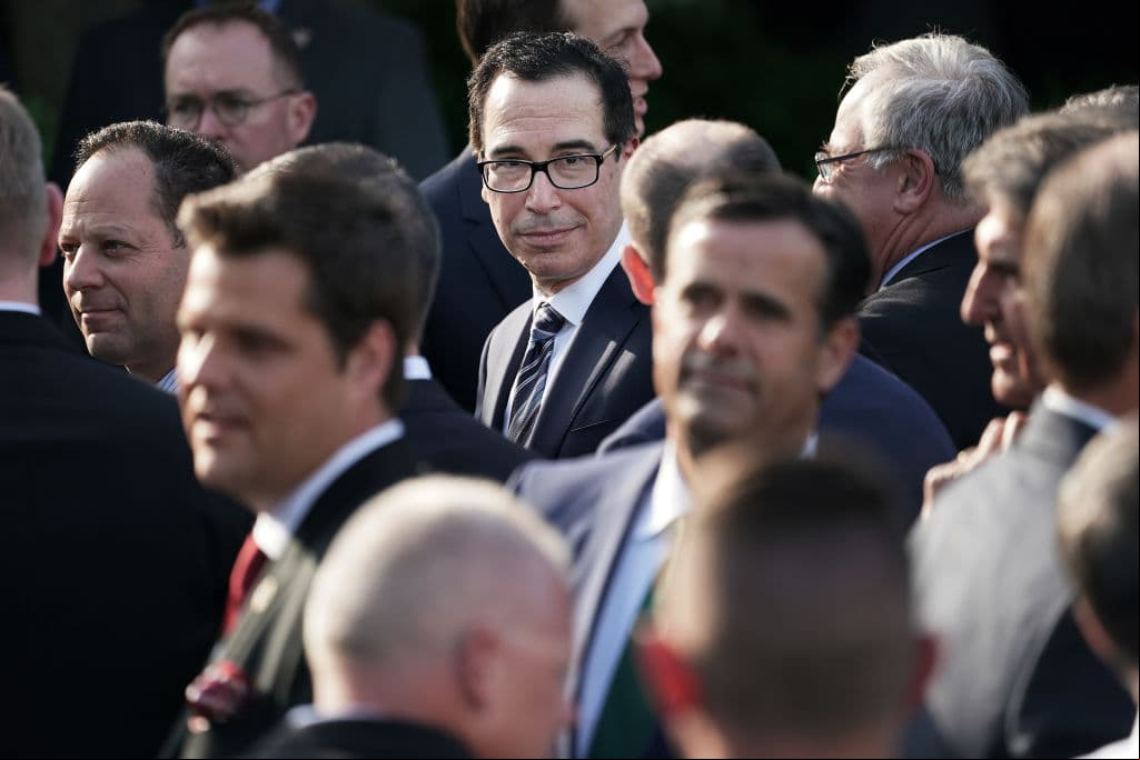 El Presidente de Estados Unidos de América Donald Trump entregó este lunes al golfista Tiger Woods la Medalla Presidencial de la Libertad, el mayor reconocimiento civil en EEUU, situación que ha generado controversia sobre si entra en juego la predilección del Mandatario por el golf y en coincidencia con el logro de Woods al ganar la edición 2019 del Masters, por encima de otros candidatos más prototípicos para adjudicarse la presea. Estas son las imágenes de la ceremonia.