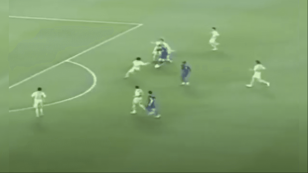<b>Los últimos dos rivales se entregaron</b>
<br>Como si fueran conos, con esa facilidad los eludió el talentoso futbolista del Barcelona e ingresó al área.