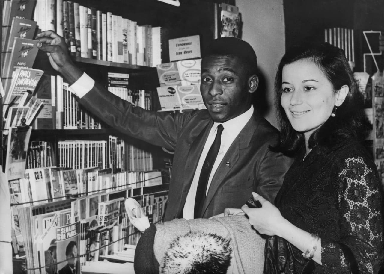 Pelé se casó por primera vez con Rosemeri Cholbi en 1966. Su matrimonio terminó en 1978. De acuerdo con diversos medios, la razón sería la prioridad que Pelé siempre dio a su trabajo. 
<br>
<br>Esta imagen fue tomada cuando se encontraban de compras en París el 17 de marzo de 1966, durante su luna de miel.