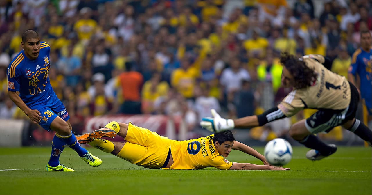 El 1 de diciembre del 2013 se enfrentaron las Águilas del América y los Tigres de la UANL en partido de Cuartos de Final de vuelta, donde Jiménez marcó esta espectacular anotación con un gol de ‘palomita’.