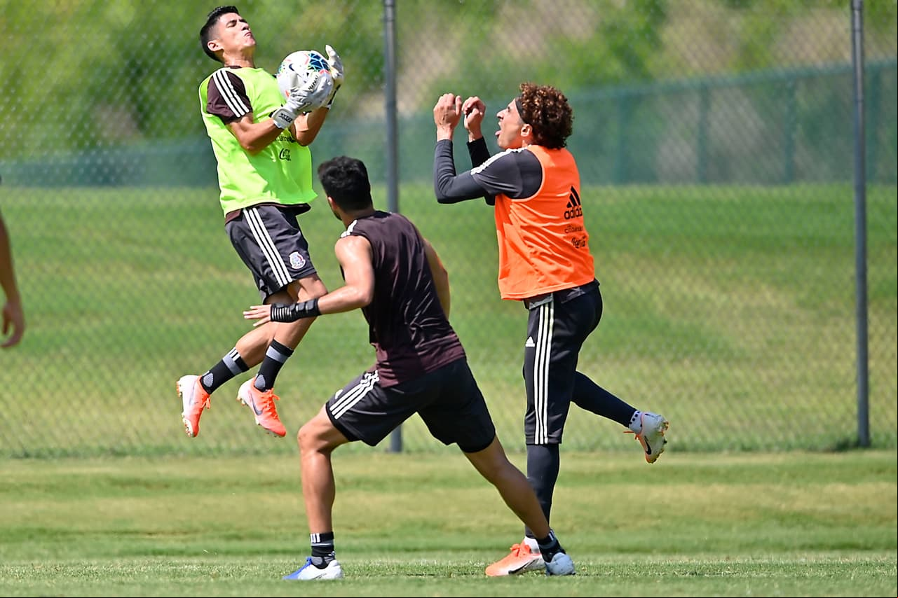 En uno de los campos de la Universidad de Carolina del Norte la selección mexicana de fútbol entrenó por última vez con miras a lo que será el duelo ante Martinica en el cierre del Grupo A. Héctor Moreno y Rodolfo Pizarro se reitegraron al grupo que dirige el 'Tata' Martino. Fernando Navarro, Jonathan Orozco, Luis Montes y Pizarro serían titulares en el Bank of America Stadium de Charlotte.