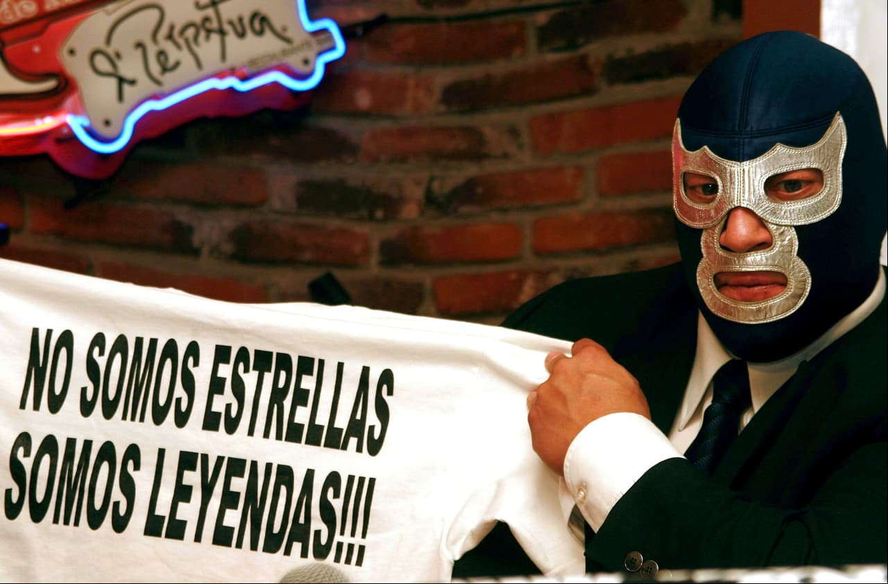 Blue Demon Jr. fue adoptado por la leyenda Blue Demon y es también conocido como ‘El Hijo de la Leyenda Azul’.