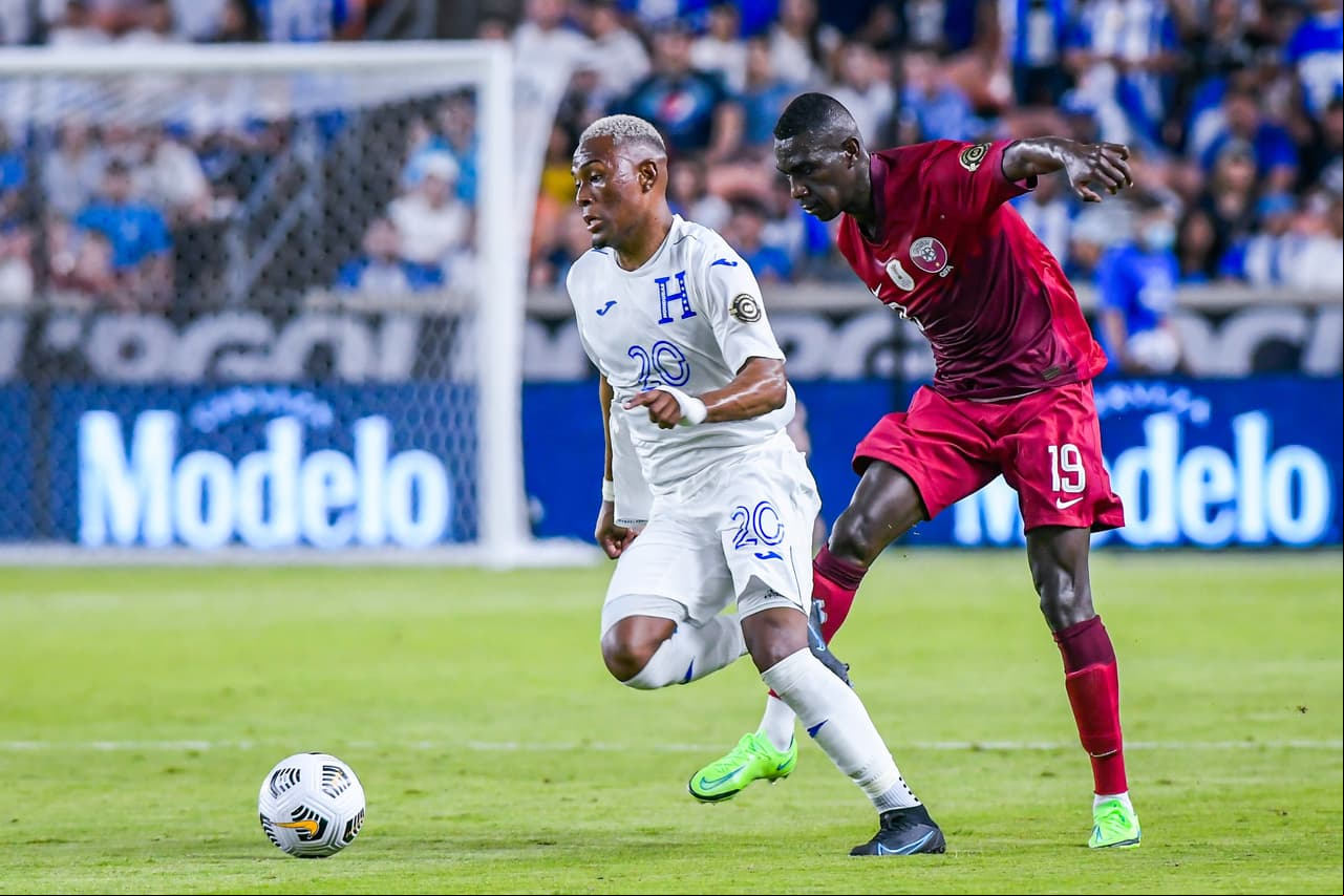 las anotaciones de Homan Ahmed y Abdelaziz Hatem le dan la victoria a Qatar 2-0 sobre Honduras y aseguran el liderato de su grupo.