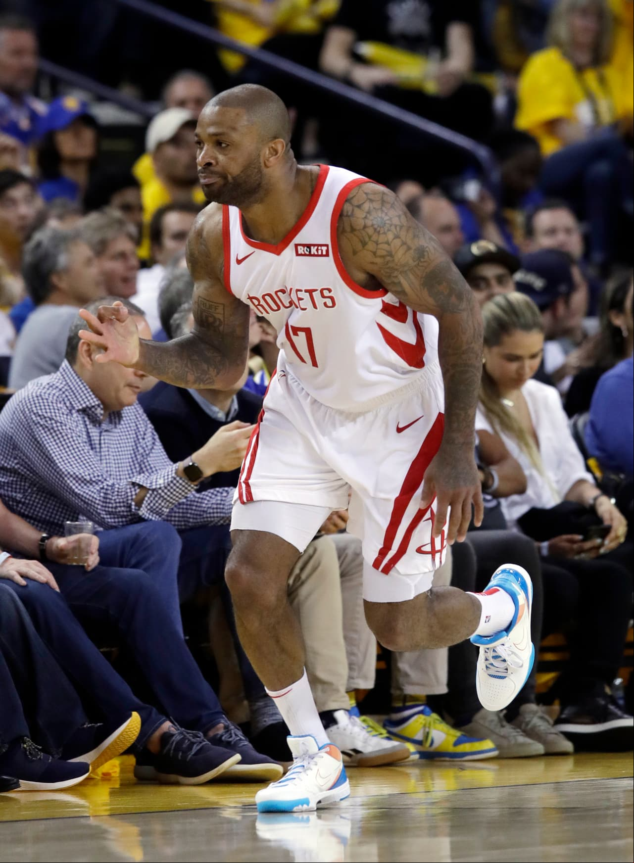 Por el lado de los Rockets uno de los mejores en el Oracle Arena fue P.J. Tucker. Con 41 minutos en la duela logró un doble-doble de 13 puntos y 10 rebotes, además de dos asistencias.