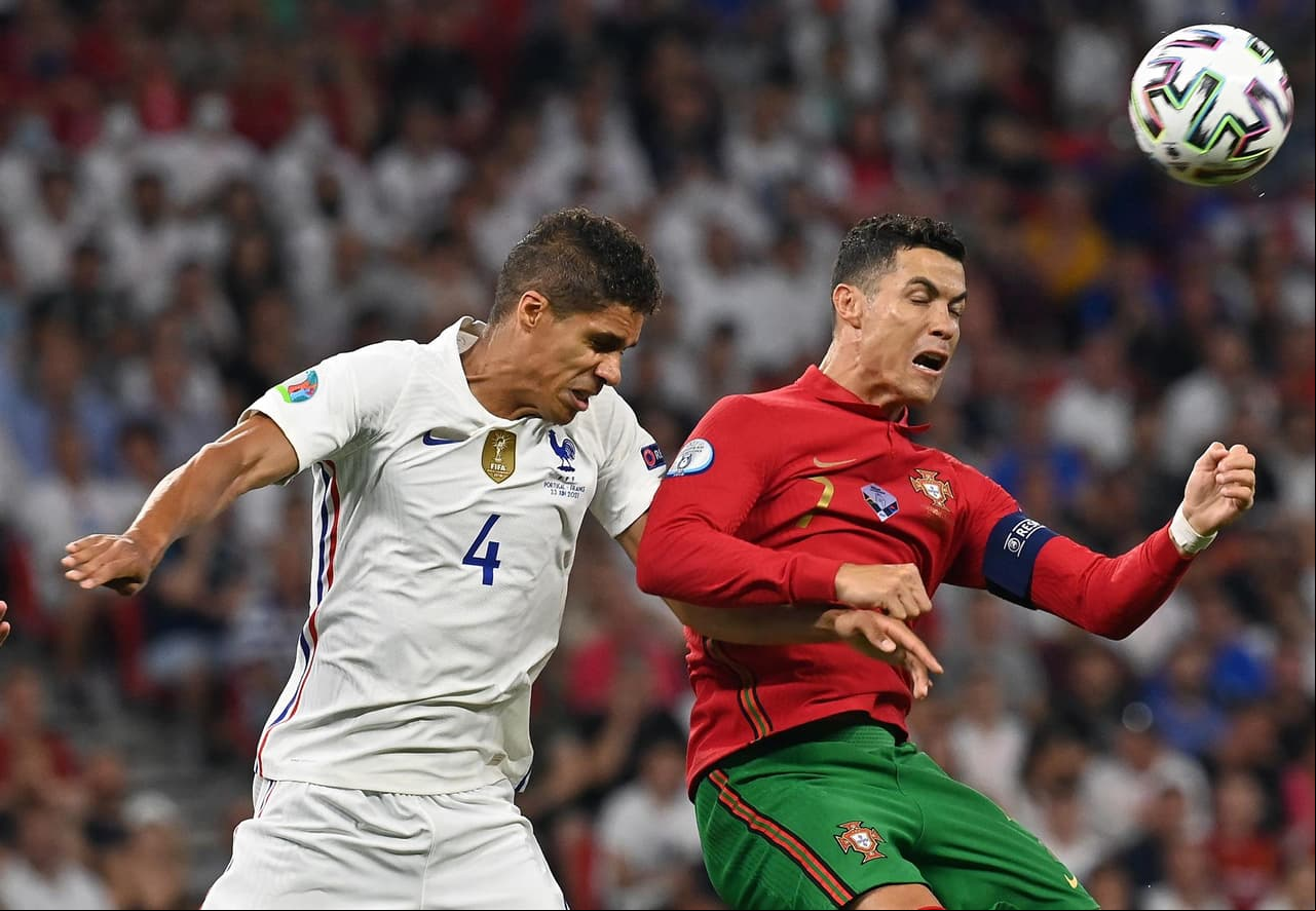 Francia y Portugal se llevan empate 2-2 y ambos consiguen su pase a Octavos en la Euro 2020. Cristiano Ronaldo anotó doblete (31' y 60'), ambos penaltis a favor de los portugueses, mientras que para Francia descontó Karim Benzema al 45+2' y al minuto 47 del encuentro. El 'Bicho' logra 109 anotaciones con selección, único en el mundo.