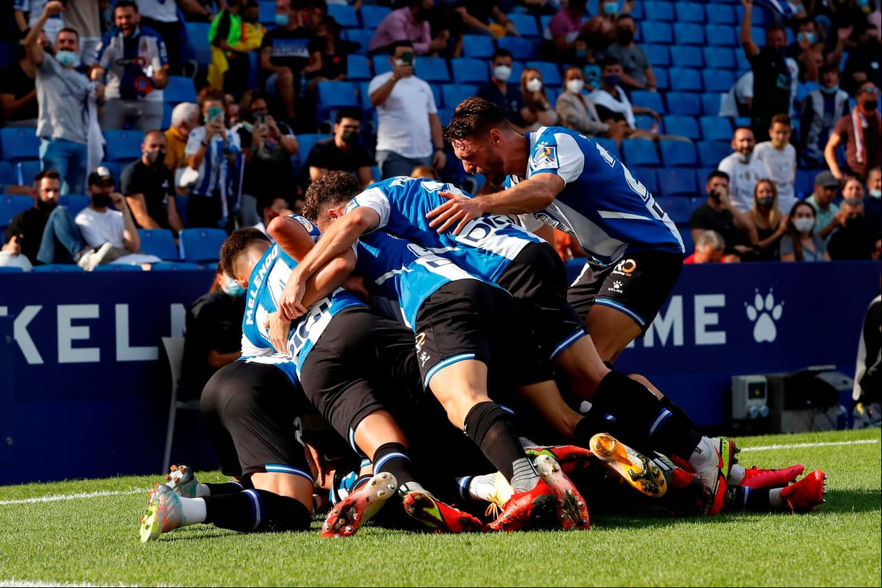 El Espanyol se impone ante el Real Madrid con marcador de 2-1 en la octava jornada de La Liga. Raúl de Tomás abrió el marcador al 17’, seguido de Axel Vidal en el minuto 60’, sin embargo Karim Benzemá se encargó de darle el único tanto al club merengue al 71’.