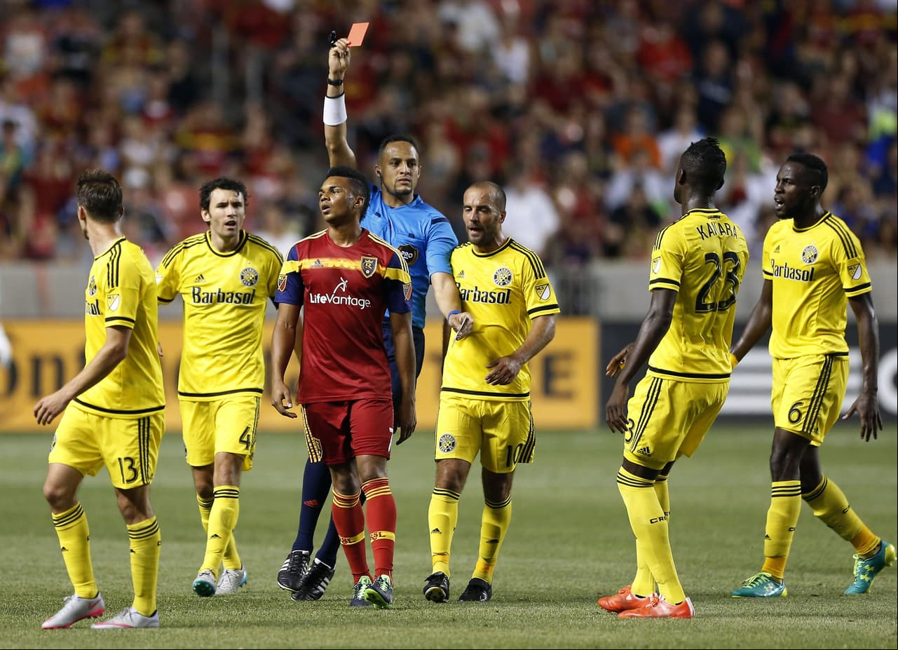 Jordan Allen, expulsado por una fuerte entrada sobre Tchani.