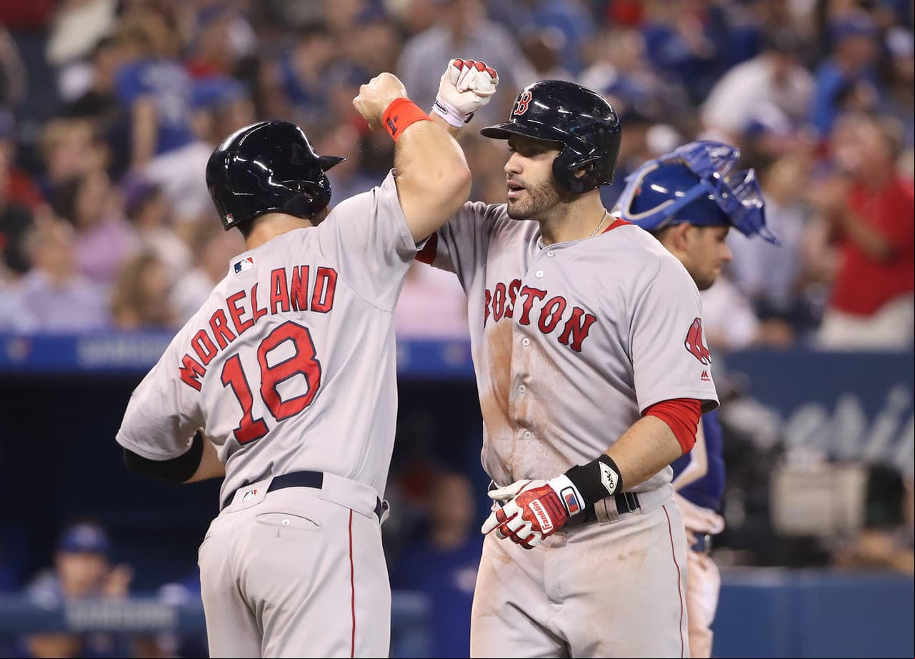 80) Luego de ganar en juego que se fue a 10 entradas por pizarra de 10-7 a los Azulejos de Toronto, los Medias Rojas alcanzaron los 80 triunfos el 7 de agosto (80-34).
