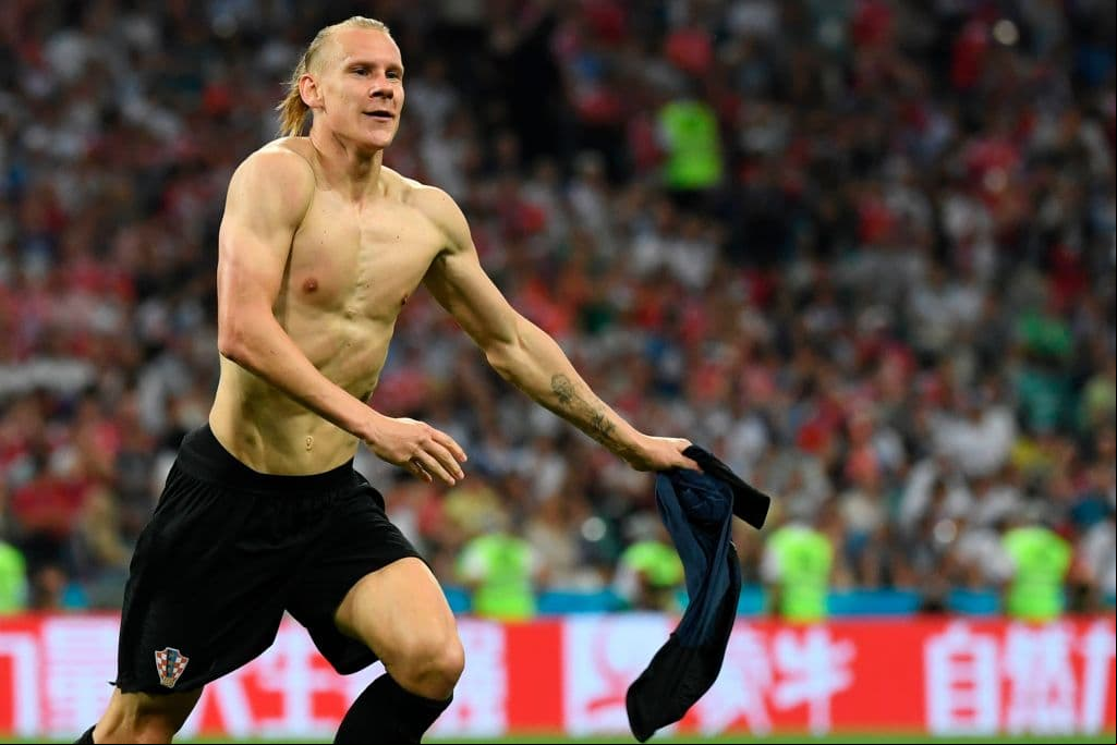 Fue el 2-1. En ese momento, un manchón ajedrezado en la tribuna estalló, mientras el resto del estadio y el país más grande del mundo enmudecían. Parecía liquidada la eliminatoria.