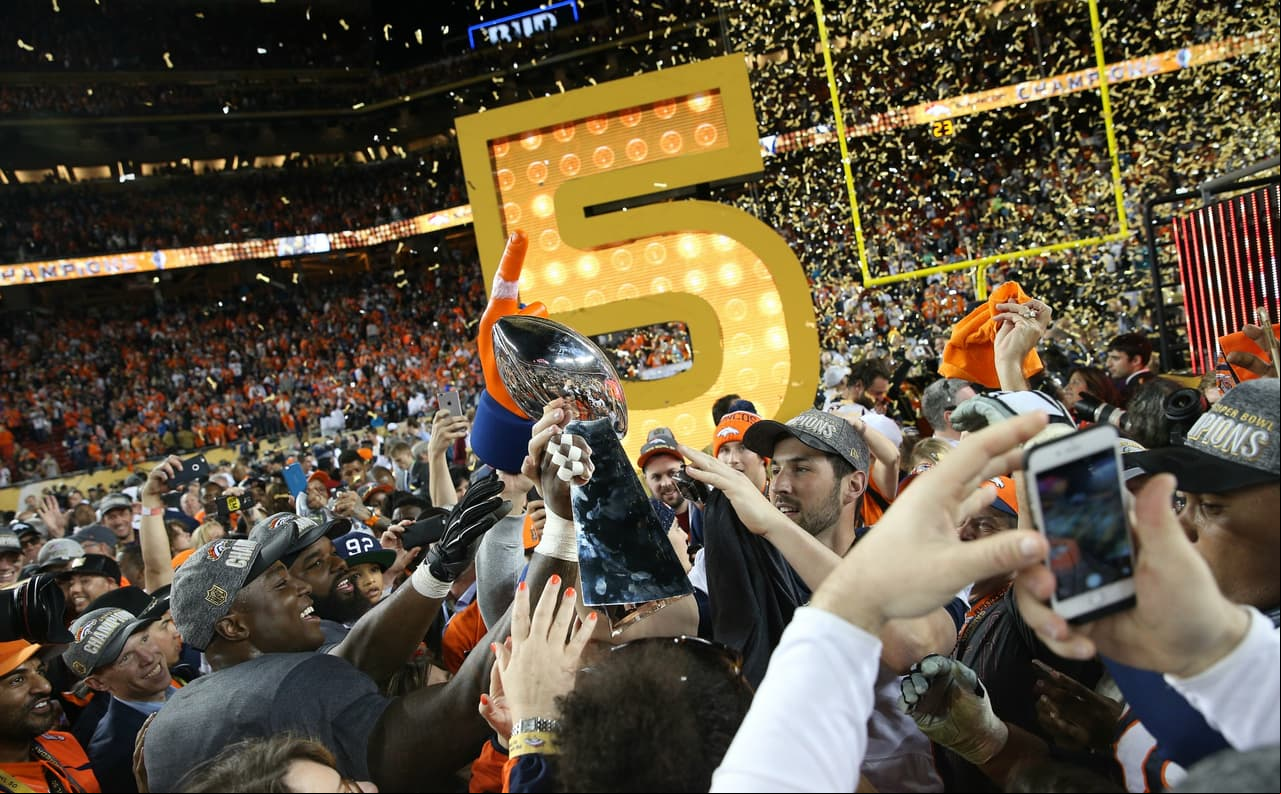 Así celebraron los Denver Broncos su triunfo en el Super Bowl 50 ante los Carolina Panthers 24-10.