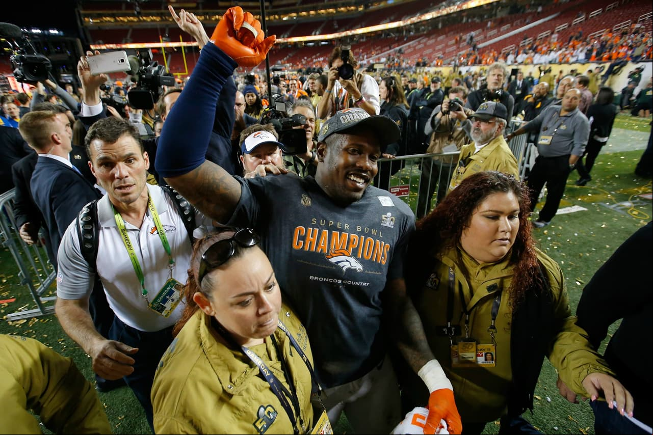 Así celebraron los Denver Broncos su triunfo en el Super Bowl 50 ante los Carolina Panthers 24-10.