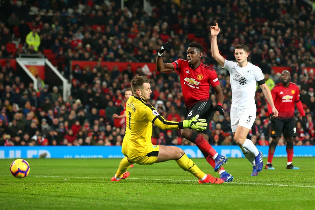 Una de las jugadas más peligrosas en la primera mitad fue esta de Pogba, quien no logró definir ante la salida del portero Tom Heaton.